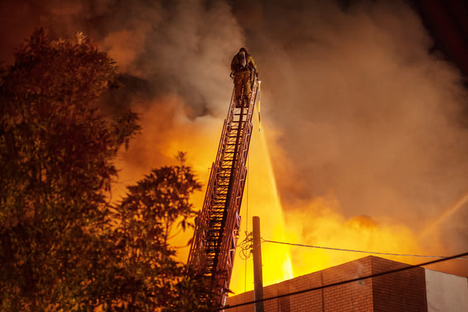 bombeiro-aparagando-incêndio-em-galpão