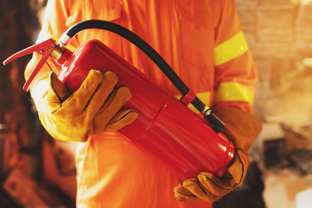 Qual extintor usar em incêndios com equipamentos elétricos