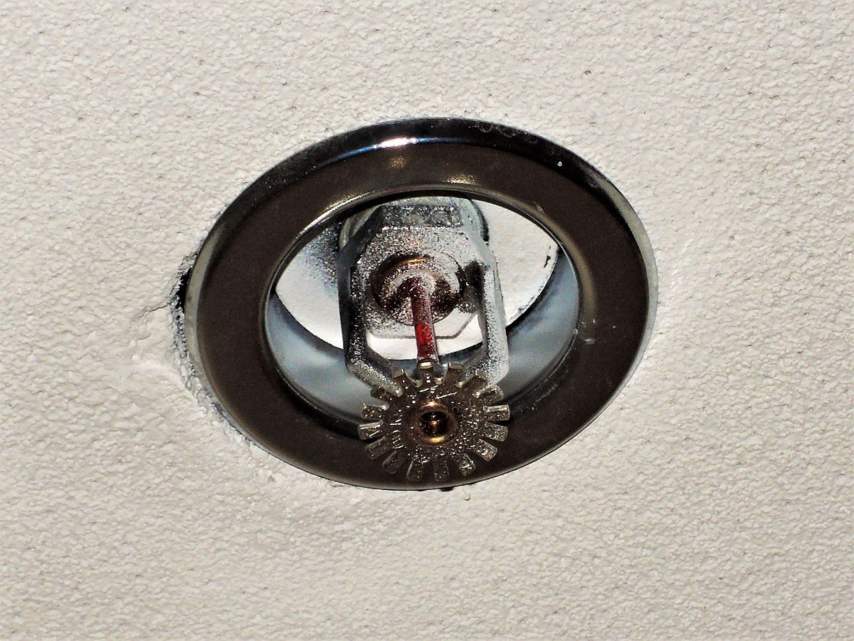 Por que sprinklers não são indicados para ambientes eletrônicos?